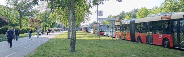 KOLAPS NA NOVOM BEOGRADU: Ljudi izlaze iz prevoza, kolone vozila stoje nepomično (FOTO+VIDEO)