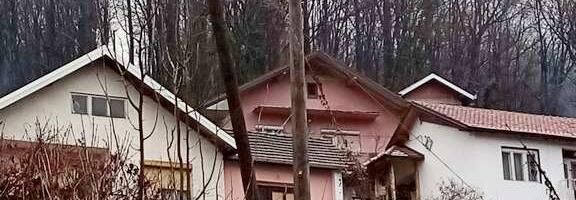 Elektrodistribucija će povezati kablove na novi stub, ne pominje se uklanjanje stare bandere