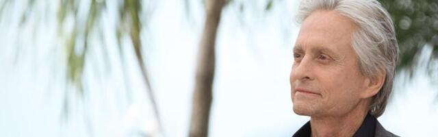 (VIDEO) Nekada najveći zavodnik danas samo bleda senka! Majkl Daglas u braku sa 25 godina mlađom lepoticom šokirao svet svojim izgledom, evo šta je poručio