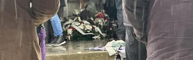 Jedna stvar na sanduku ubijenog dečaka kida dušu! Ovo su mu ostavili drugari iz kluba (VIDEO)