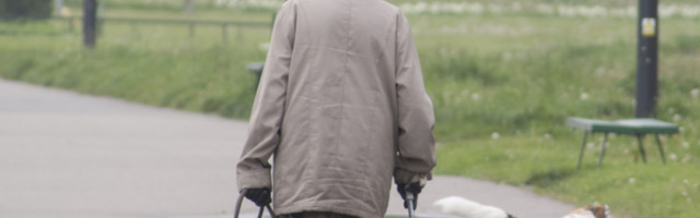 Dementnu ženu je suprug ostavio ispred bolnice te joj se tada izgubio svaki trag: Sada je na videlo isplivala mračna tajna