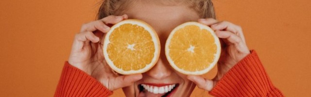 KOROM POMORANDŽE ISPOLIRAJTE DRVENI NAMEŠTAJ I SLAVINE! Evo šta još sve možete sa njom da uradite