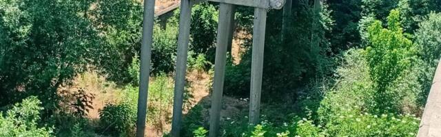 Ostaci starog mosta na Moravi padaju u reku u zagađuju je, a opasni su i za ljude