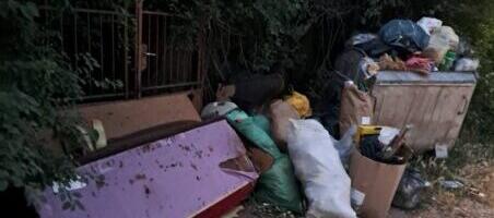 Smeće iz dva sela završava u ulici u Gornjem Matejevcu – kontejner pun, đubre razbacano, kapije blokirane