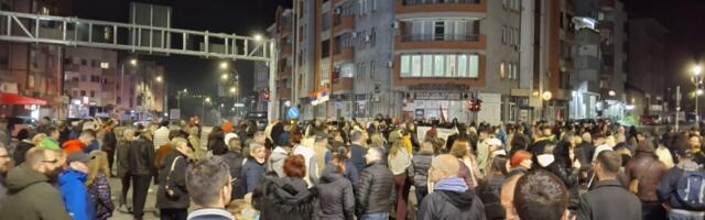Maturanti Prve kragujevačke gimnazije održali protestnu šetnju podrške studentima (FOTO)