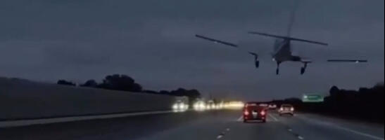 Snimljen stravičan udes: Avio se srušio pravo na auto, čudom svi preživeli (VIDEO)