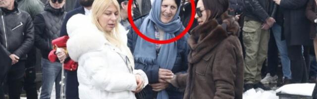 OVO JE MAJKA CECE RAŽNATOVIĆ: Nakon dužeg vremena u javnosti - ispoštovala pokojnog zeta, lice skrivala maramom!