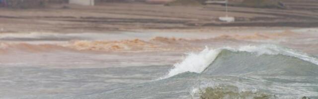 JAKA OLUJA BRIŠE SVE PRED SOBOM: Evakuisano 3.000 ljudi, obustavljena nastava u školama, zatvoreni putevi!