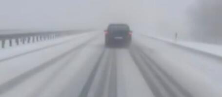 OGLASIO SE MUP ZBOG SNEGA, UPOZORAVAJU: Oprez, saobraćaj na brojnim putnim pravcima otežan i usporen