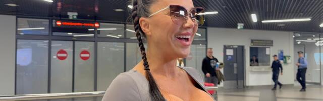 Stanija stigla u Beograd! Na aerodromu pala mami u zagrljaj, a dekolte GORI: Spremna da napravi haos u Eliti