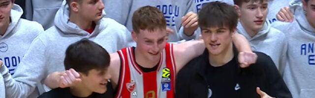 Najlepša slika dana: Košarkaši Partizana i Zvezde u zagrljaju sa osmehom, to su naši budući šampioni