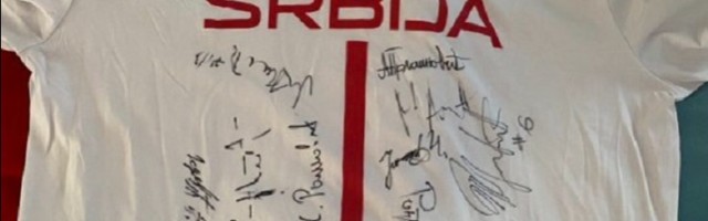 Dača skupio veliku sumu za Elenu, otišla majica zlatnih vaterpolista