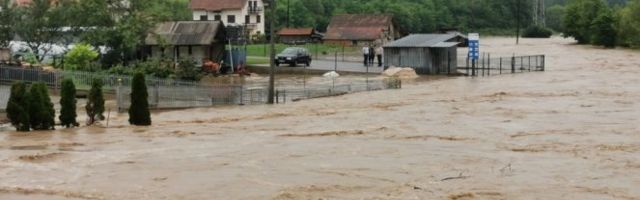 (UŽIVO) HAOS U SRBIJI, POPLAVLJENO NA STOTINE KUĆA! Bujice nose sve pred sobom, SRUŠENI MOSTOVI, RAZLOMLJENI PUTEVI, DANAS PRETE NOVE OBILNE PADAVINE (VIDEO/FOTO)