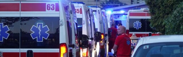 Automobil prevrnut na krov pored puta (VIDEO)