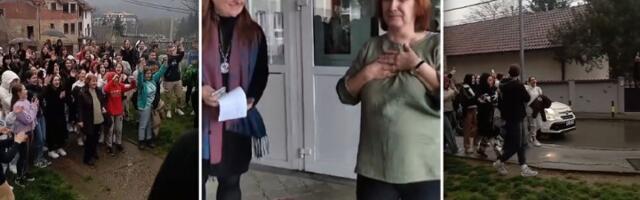 "Ružo rumena, deca te beskrajno vole": Đaci ispratili u penziju nastavnicu (VIDEO)