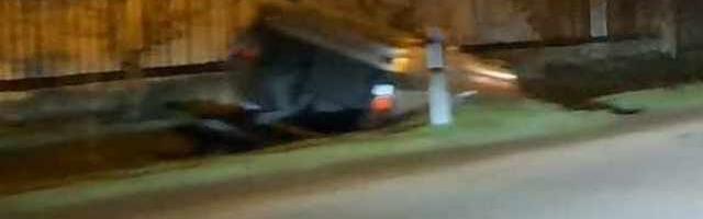 Vozač „pežoa“ sleteo s puta, automobil završio i jarku