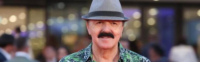 Haris Džinović go do pasa i bez šešira: U rukama drži ribu (FOTO)