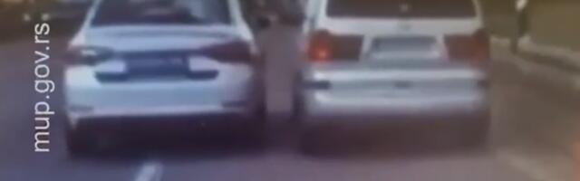 BEŽAO OD POLICIJE, PA IH NAPAO KOD VRČINSKE RAMPE! Vozio pod dejstvom narkotika i bez dozvole! (VIDEO)