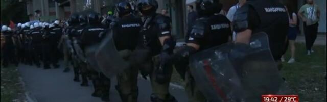 Pogledajte kako su studenti u Novom Sadu nadmudrili dekana i policiju: Do Filozofskog kroz Pravni (VIDEO)