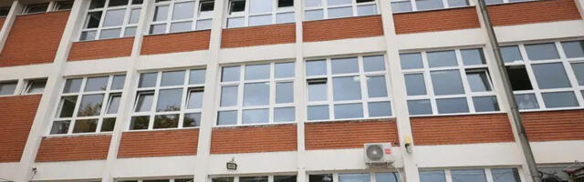 Nakon pola veka nova spoljašnja stolarija na Ekonomskoj školi (FOTO)