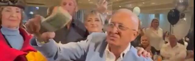 Lepa Lukić uveličala veselje kod Ere: On bacao pare na punoletstvu unuka i pevao "I sve što sam stek'o..."