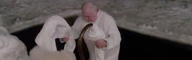 Лукашенко се на Богојављење погрузио у освећеној води (видео)