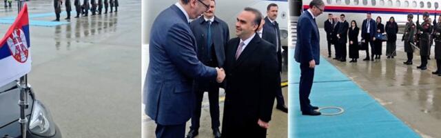 Specijalan doček u Ankari! Vučića na aerodromu sačekao turski ministar Mehmet Fatih Kadzir (VIDEO)