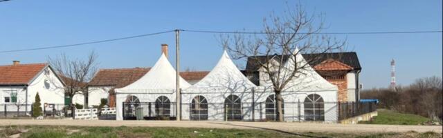 POSTAVLJENI ŠATORI U BRESTAČU PRED SAHRANU DRAGANA LAZIĆA: Majka Branka dezorijentisana šeta po dvorištu, Darko izustio reči koje niko ne bi trebalo da izgovori! (VIDEO)