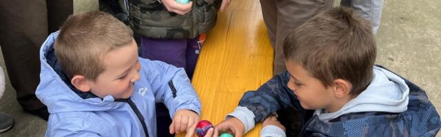 Najlepša vaskršnja tradicija: Mališani u borbi za najjače jaje u naselju Obrada Lučića u Leskovcu