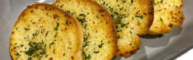 Hrskavi hleb sa namazom od belog luka i paprike: Jeli su ga naši stari, a danas ga svi traže uz roštilj