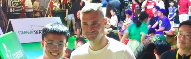 Fudbalska groznica u Singapuru: Vidić i Kol zapalili Aziju, kilometarski redovi zbog Srbina! /VIDEO/