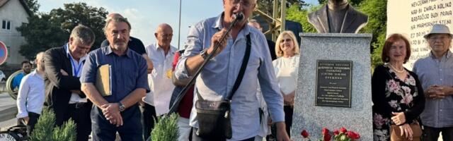 Informer u Preljini: Otkrivena bista Dobivoja Topalovića - Vera Matović i Era Ojdanić se slomili