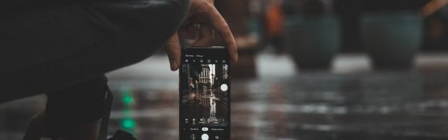 VIŠE SREĆE DRUGI PUT! Uključio je telefon da snimi sebe, ali nećete verovati šta je kamera uhvatila! (Video)