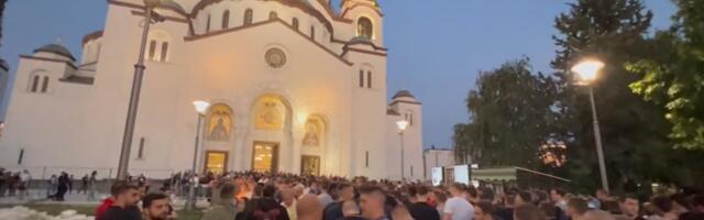 Navijači ispred Hrama Svetog Save