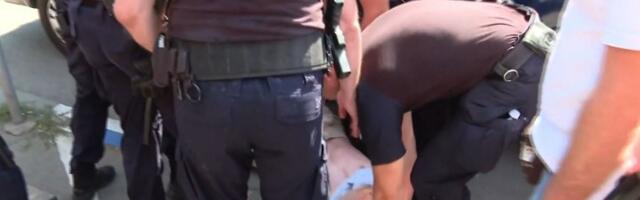 Hapšenje u Zemunu: Policija nosila mladića do marice (FOTO)
