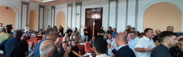 Tužilaštvo potvrdilo – dvojica maskiranih na sednici Skupštine Zaječara su iz Niša, dobiće krivične prijave