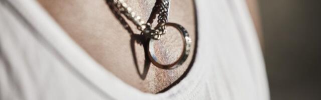 Zašto žene nose prsten na lančiću? Značenje koje mnogi ne slute