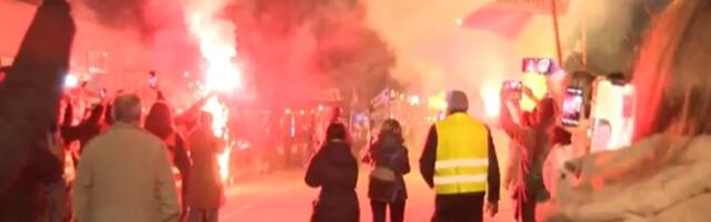 Baklje, pesma i ovacije: Evo kako je Šid dočekao studente