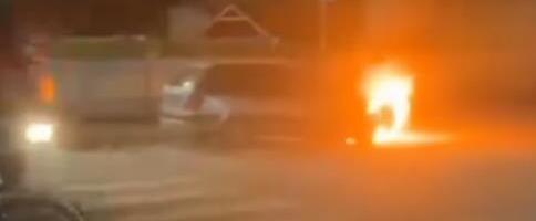 VATRA PROGUTALA AUTOMOBIL U JAGODINI: Objavljen snimak incidenta, nema povređenih (VIDEO)