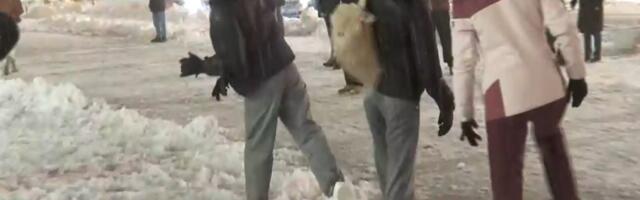 FOTO, VIDEO: Studenti i građani se grudvali ispred Skupštine