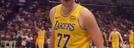 POJAVIO SE SNIMAK KOJI SVE OTKRIVA! OVAKO BESNOG DONČIĆA NISTE NIKAD VIDELI: Navijač mu dobacio da je "đubre", Luka mu uzvratio salvom uvreda