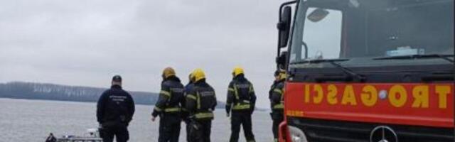 Prve fotografije sa Ada Huje! Muškarac uleteo autom u reku na istom mestu gde je poginulo troje mladih (FOTO)