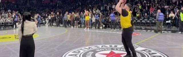 Navijač Partizana postao apsolutni hit u Areni: Imao najluđi šut sa pola terena, pa poljubio grb na parketu