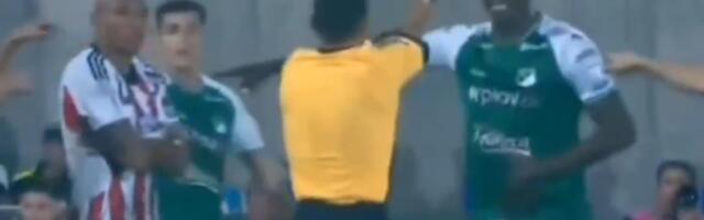 SUDIJA POKAZAO DRUGI ŽUTI KARTON FUDBALERU, ALI ODBIO DA GA ISKLJUČI?! Pogledajte jednu od najbizarnijih scena sa fudbalske utakmice