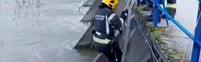 KAPA DOLE, NJIMA SU UŽIČANI APLAUDIRALI POSLE DRAME NA ĐETINJI: Na plutajućoj gomili granja, nekako se našlo štene, a onda su stigli hrabri vatrogasci! (FOTO)