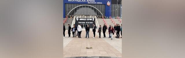 Tužno ispred Arene: Evo kako se navijači crno-belih opraštaju od Duleta Vujoševića