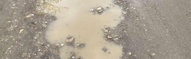 Čitaoci javljaju: U ulici koja spaja Bratmilovce i Bobište ne može da se prođe od rupa