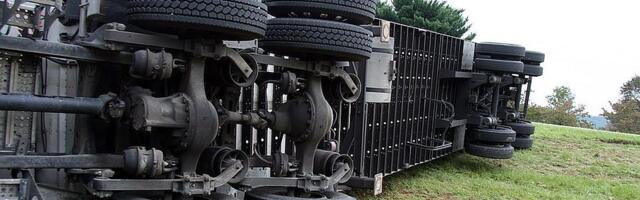 FOTO Direktan sudar dva šlepera kod Aranđelovca: Povređene dve osobe