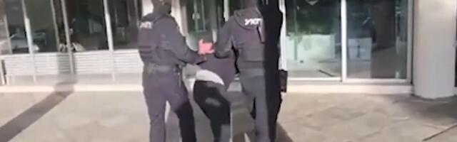 Izvode ga iz auta sa lisicama: Snimak hapšenja konobara iz restorana u kom je poslednji put viđen Baja