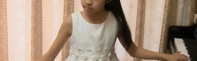Devojčica (11) bez muke svira dva instrumenta - istovremeno (VIDEO)